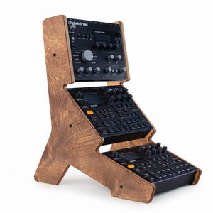 Könnte beinhalten: Ein mehrstufiger Holzständer mit drei schwarzen Elektron-Musik-Synthesizern. Der Ständer hat eine dunkelbraune Holzmaserung mit abgewinkelten Regalen, die die Geräte in verschiedenen Höhen halten, jedes mit diversen Knöpfen und Bildschirmen.