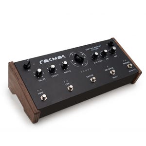 Puede incluir: Un pedal de efectos de audio Cosmos Drifting Memory Station negro con paneles laterales de madera oscura. El panel superior presenta múltiples perillas de control, interruptores y pedales etiquetados con funciones como Blur, Drift, Drive, Erase, Reverse y Record.