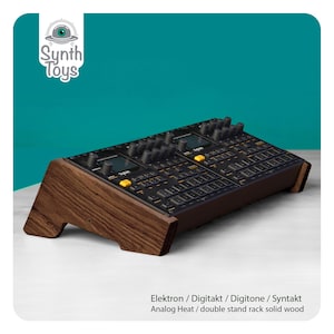 Könnte beinhalten: Ein schwarzer Synthesizer mit zahlreichen Knöpfen und Reglern, auf einem Holzständer. Der Ständer ist aus massivem Holz gefertigt und hat eine dunkelbraune Oberfläche. Der Text "Synth Toys" befindet sich in der oberen linken Ecke. Der Text "Elektron / Digitakt / Digitone / Syntakt" steht unten.