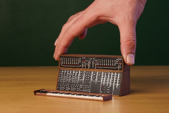 ミニチュア Moog System 35 シンセサイザー：楽器レプリカ（14 cm