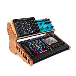 Può includere: Un supporto in legno per apparecchiature per la produzione musicale elettronica. Il supporto contiene un Akai MPC Live II nero, un dispositivo nero con manopole e un pedale BigSky turchese. L'MPC Live II ha uno schermo e pad multicolori.