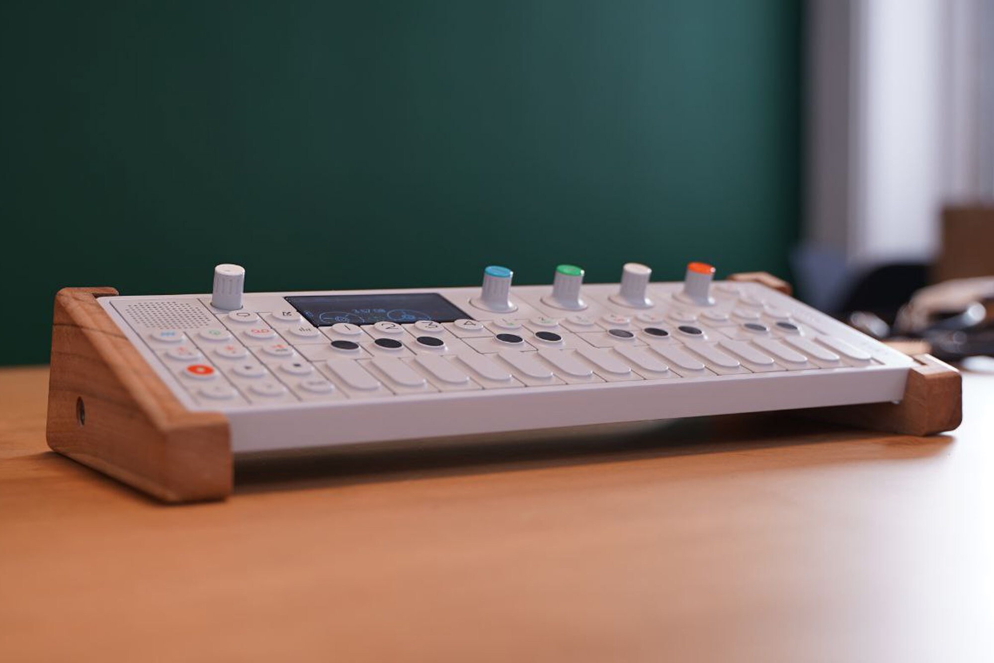 OP-1 スタンド / 無垢ウォルナット木製スタンド / ティーン