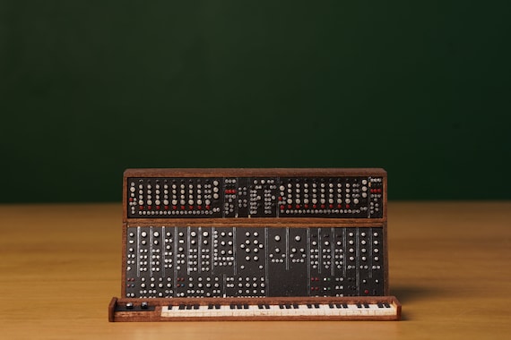 ミニチュア Moog System 35 シンセサイザー：楽器レプリカ（14 cm