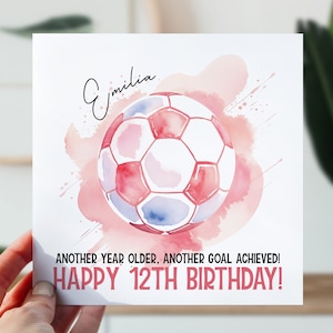carte d'anniversaire de football | Carte de football pour fille, nièce, petite-fille, cousine | Carte de foot pour tous les âges | Carte rose pour amateur de sport de football