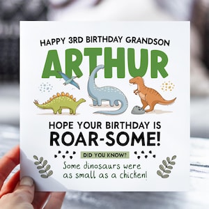 Carte d'anniversaire pour garçon | Carte d'anniversaire dinosaure pour fils, petit-fils, frère, neveu | Carte d'informations sur les dinosaures ROAR-some | Carte dinosaure de 3 ans