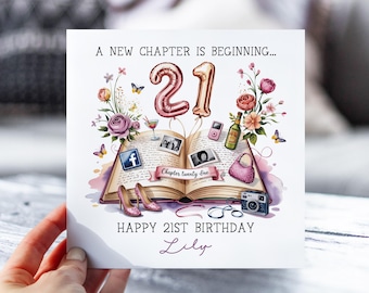 Op de afbeelding: Verjaardagskaart met de tekst "A NEW CHAPTER IS BEGINNING... HAPPY 21ST BIRTHAY Lily". De kaart toont een aquarel illustratie van een open boek, bloemen, een handtas, hakken en een "21" ballon.