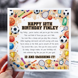12e anniversaire pour garçon sportif | Carte poème drôle pour fils, petit-fils, neveu | Carte d'anniversaire personnalisée pour enfants | Thème sportif de football
