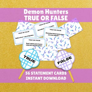 Pode incluir: Um conjunto de cartas de jogo "Demon Hunters Verdadeiro ou Falso". As cartas são brancas com texto preto e detalhes em azul. A imagem inclui sinais de "Verdadeiro" e "Falso" em paus, e o texto "56 Cartões de Declaração Download Instantâneo".