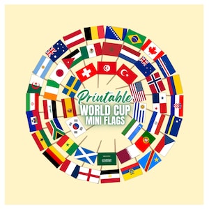 Può includere: Disposizione circolare di mini bandiere di vari paesi su sfondo giallo chiaro. Le bandiere sono su bastoncini di legno, con il testo "Printable WORLD CUP MINI FLAGS" al centro.