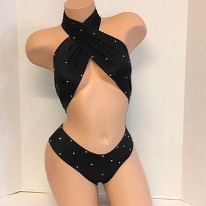 ROPA DE BAILE EXÓTICO Traje negro cruzado con pantalones cortos tipo botín