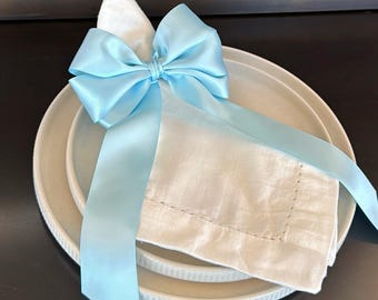 Servilleteros con lazo de satén azul: decoración de mesas para Pascua y baby shower.