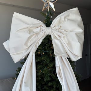 Giant Satin Bow Tree Topper – Elegant Christmas Tree Bow in Ivory, Pink, Red, Silver & Gold, Oversized Bow for Christmas