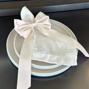 Satin Schleife Serviettenring - Elegante Tischdekoration für Hochzeiten, Feiertage & besondere Anlässe, Edelstahl Halbkreis Ring