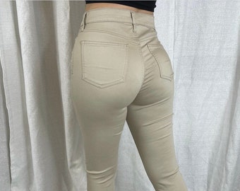 Nice white booty in khakis