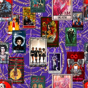 Op de afbeelding: Een paarse achtergrond met een herhalend patroon van tarotkaarten met horrorfilmfiguren. De kaarten omvatten De Geliefden, De Dwaas, De Keizerin, De Dood, De Gehangene, De Tovenaar, De Duivel, De Maan, De Hogepriesteres en Vier van Zwaarden. De kaarten zijn omringd door een gouden glitterpatroon.