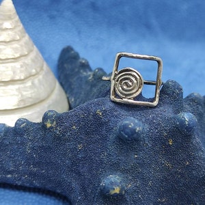 The Maze Ring – Handcrafted Metal Band with Geometric Design