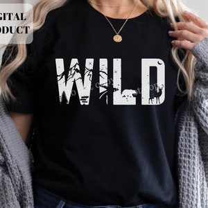Könnte beinhalten: Schwarzes T-Shirt mit einer weißen Grafik, auf der "WILD" mit einer Silhouette von Berg, Bär und Hirsch steht.