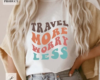 Viajar más preocuparse menos svg, Retro svg, Letras onduladas svg, EPS PNG Cricut Descarga instantánea