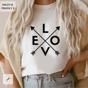Könnte beinhalten: Ein weißes T-Shirt mit einem schwarzen grafischen Design des Wortes "LOVE" mit Pfeilen, die sich durch die Buchstaben kreuzen.