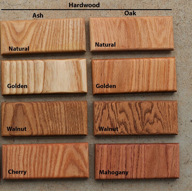 Puede incluir: Muestras de madera en cuatro acabados diferentes: natural, dorado, nogal y cerezo. Las muestras est&aacute;n dispuestas en dos filas de cuatro, con el tipo de madera etiquetado encima de cada fila. Los tipos de madera son Fresno y Roble.