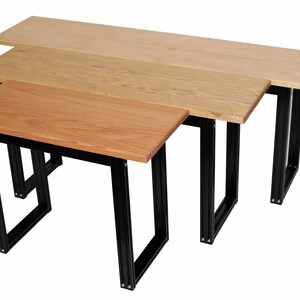 Puede incluir: Tres encimeras de mesa de madera de diferentes tama&ntilde;os, cada una con un marco de metal negro. Las encimeras de mesa est&aacute;n apiladas una encima de la otra, con la encimera m&aacute;s grande en la parte inferior y la encimera m&aacute;s peque&ntilde;a en la parte superior.