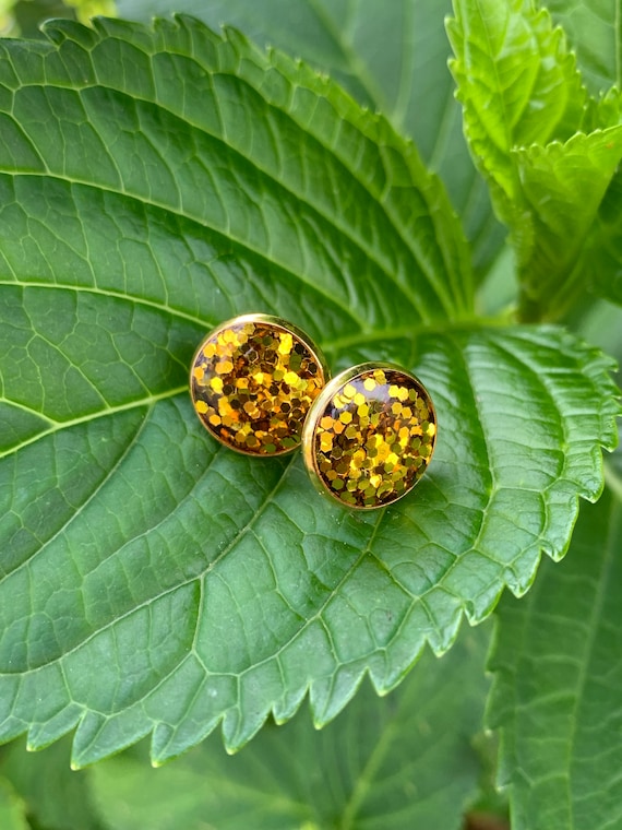 round earrings gold glitter made of resin cast handmade