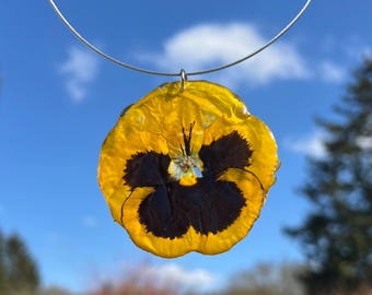 Kettenanhänger aus einem echten Blütenblatt eines gelben Stiefmütterchens echte Blume silberne Details einzigartiges Unikat