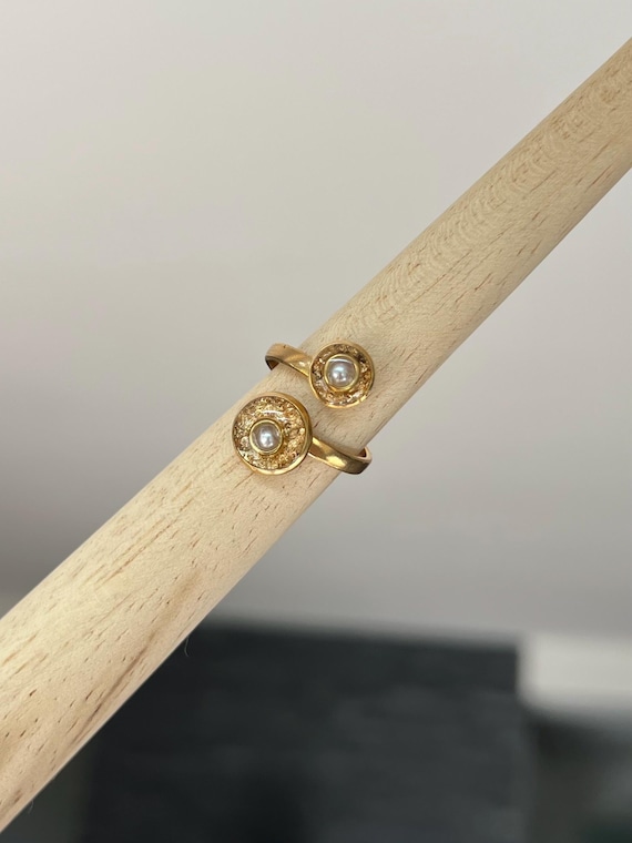 Double ring in golden stainless steel setting and shimmering gold leaf with white flat pearl in the middle Epoxy resin adjustable in size