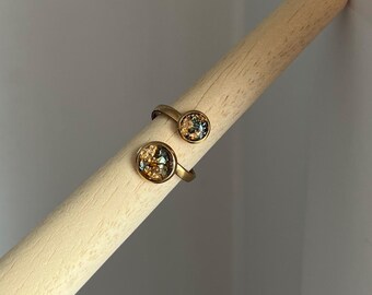 Doppelring in goldener Edelstahlfassung und schimmerndem Blattgold in Gold und Grün Epoxidharz größenverstellbar