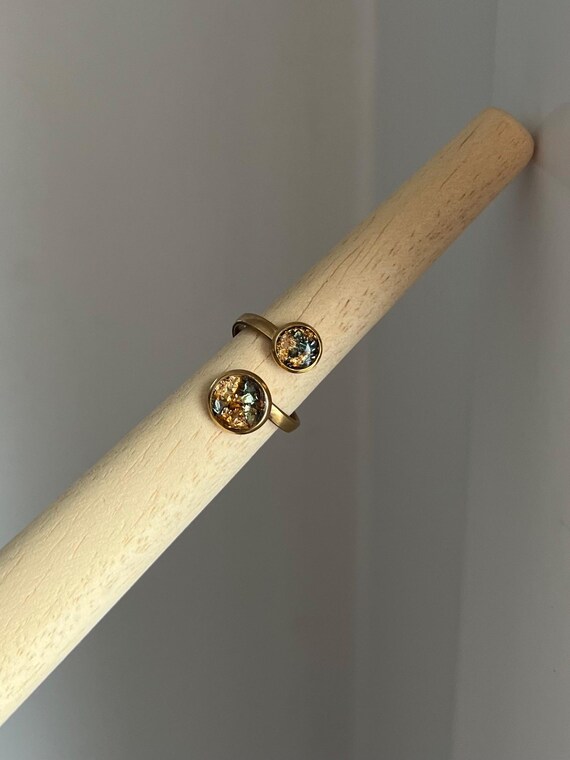 Double ring in golden stainless steel setting and shimmering gold leaf in gold and green epoxy resin, adjustable in size