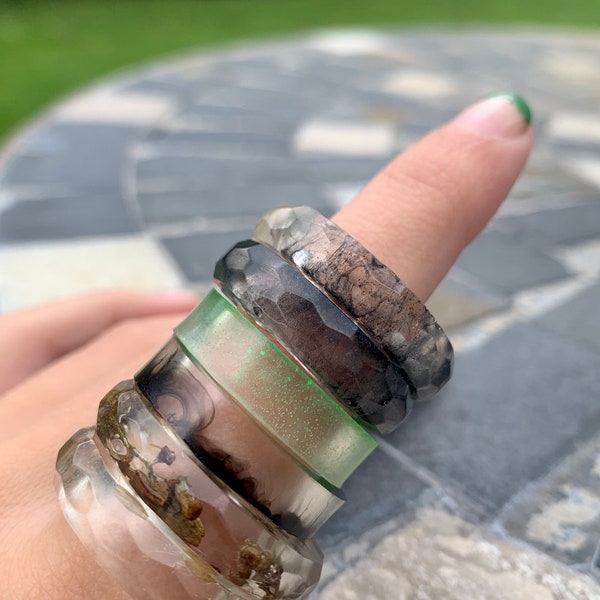 Ringe aus Resin schwarz grün spooky Glitzer dunkel