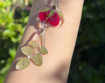 Kettenanhänger aus einer echten roten Rose mit echten Rosenblättern Schmuck aus echten Blumen natürlich