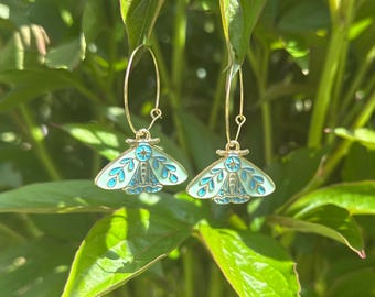 Creolen in Gold mit hellgrünem blauen Charm Schmetterling Nachtfalter magical fairy