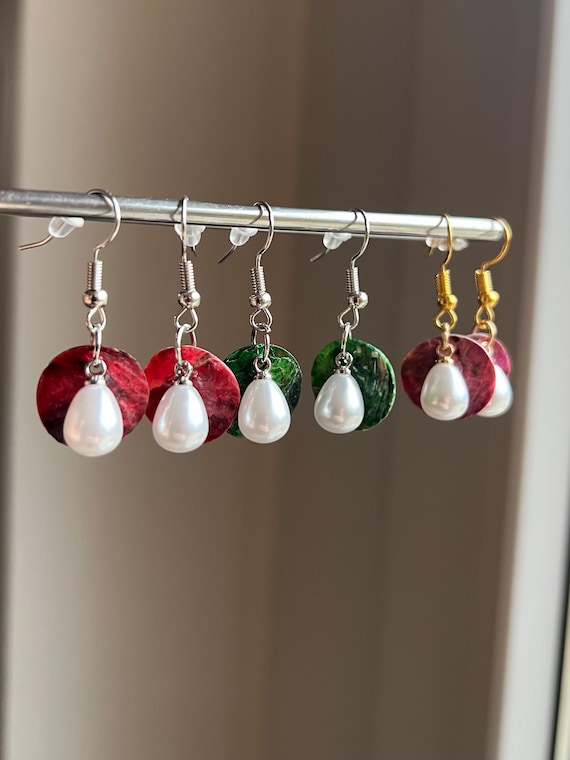 Drop earrings with shell plate and white pearl in gold or silver