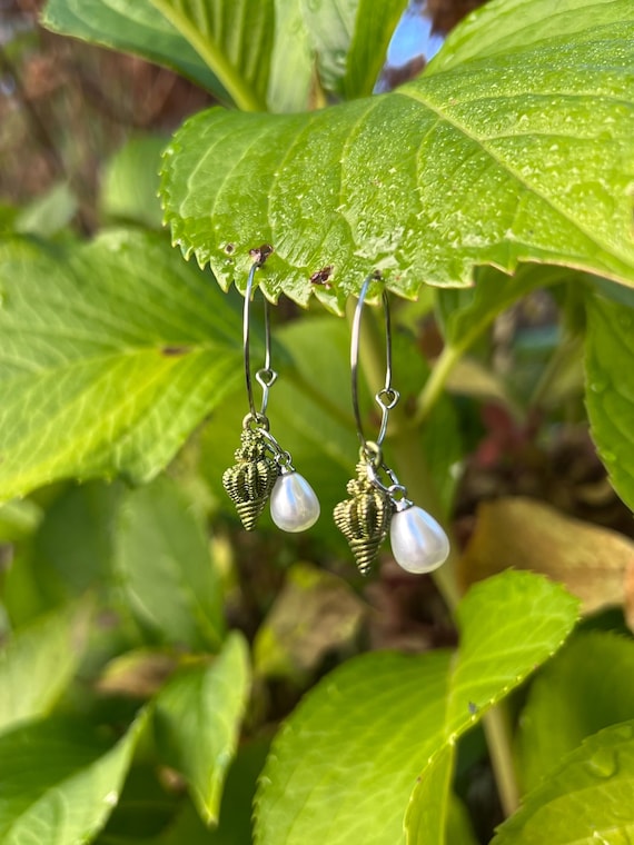 Hoop earrings silver with green shell and white pearl