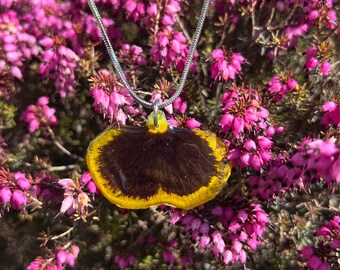 Kettenanhänger aus einem echten Blütenblatt eines Stiefmütterchens in Gelb mit silbernen Details Veilchen Schmuck aus echten Blumen