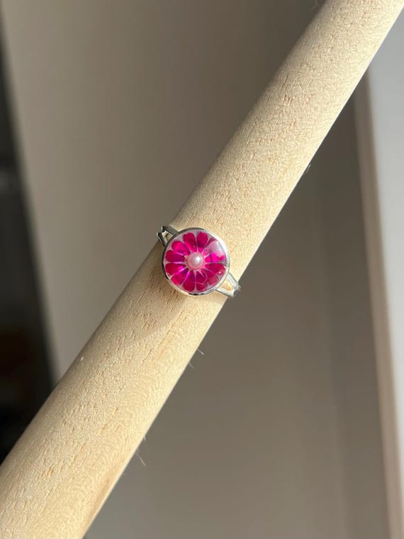Adjustable metal ring made of stainless steel in silver and epoxy resin handmade flower made of glitter and pearls