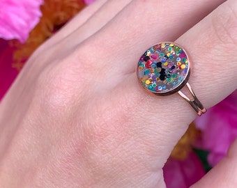 Ring made of rose gold metal with transparent resin the colorful glitter