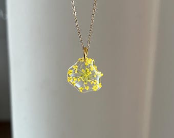 Kettenanhänger aus echten gelben Blüten mit goldenem Verschluss