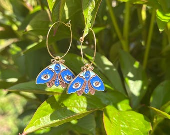 Creolen in Gold mit blauen Charm Schmetterling Nachtfalter magical fairy