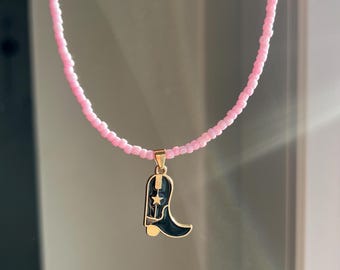 Cowgirl Halskette rosa Perlenkette mit Cowboyboot Charm in Schwarz und Rosé