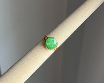 Größenverstellbarer metallener Ring aus Edelstahl in Gold und strahlend grünem Epoxidharz