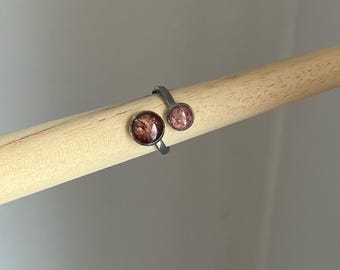 Doppelring in silberner Edelstahlfassung und schimmernden Brauntönen aus Epoxidharz größenverstellbar
