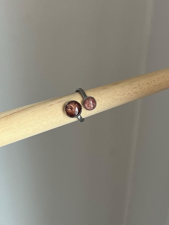 Double ring in silver stainless steel setting and shimmering brown tones made of epoxy resin, adjustable in size