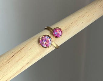 Doppelring in goldener Edelstahlfassung und schimmernden pinken Details Epoxidharz größenverstellbar