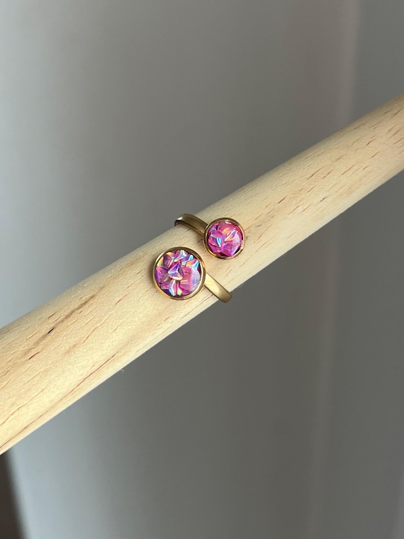 Double ring in golden stainless steel setting and shimmering pink details Epoxy resin adjustable in size