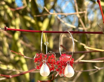 Creolen mit echten Blumen zarte rote Blüten mit Perlen real flower jewelry