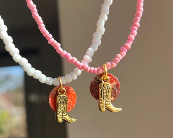 Halskette in Rosa oder Weiß mit goldenen Cowgirl boots cowboy und bunten Muschelplatten goldene Details längenverstellbar