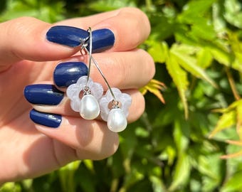 Creolen Silber mit hellgrauem Blumen-Charm und weißer Schmuckperle Sommerschmuck Ohrringe