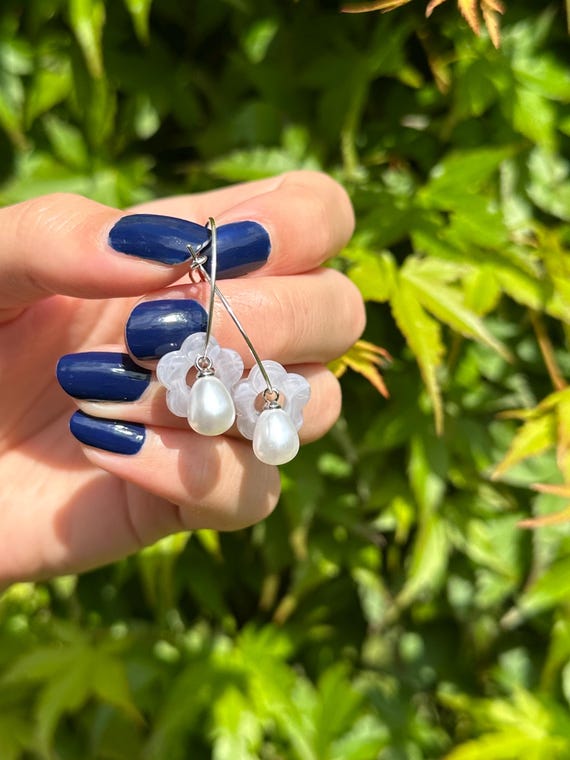Hoop earrings silver with light grey flower charm and white pearl summer jewelry earrings